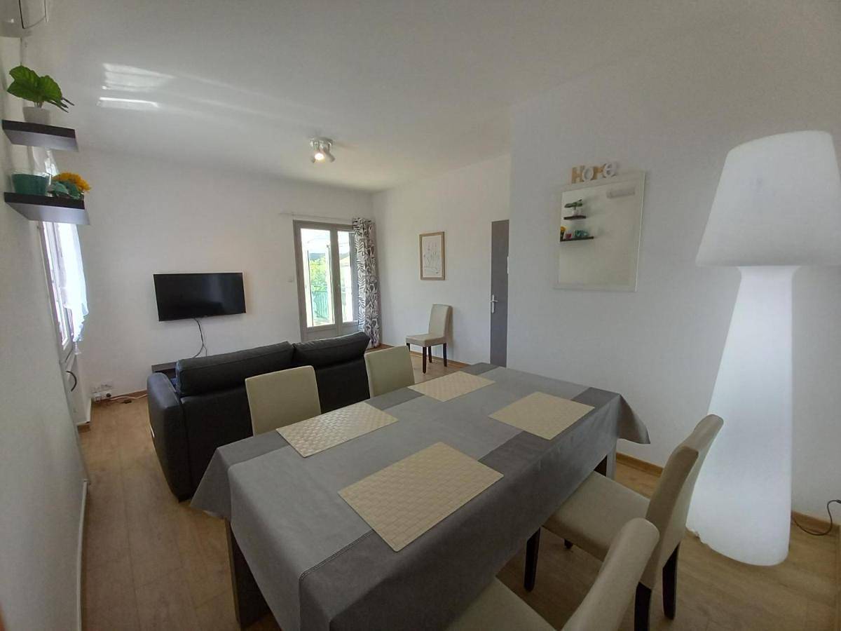 Appartement entier, Apartment with Terrace in Montélimar, Région de nyons