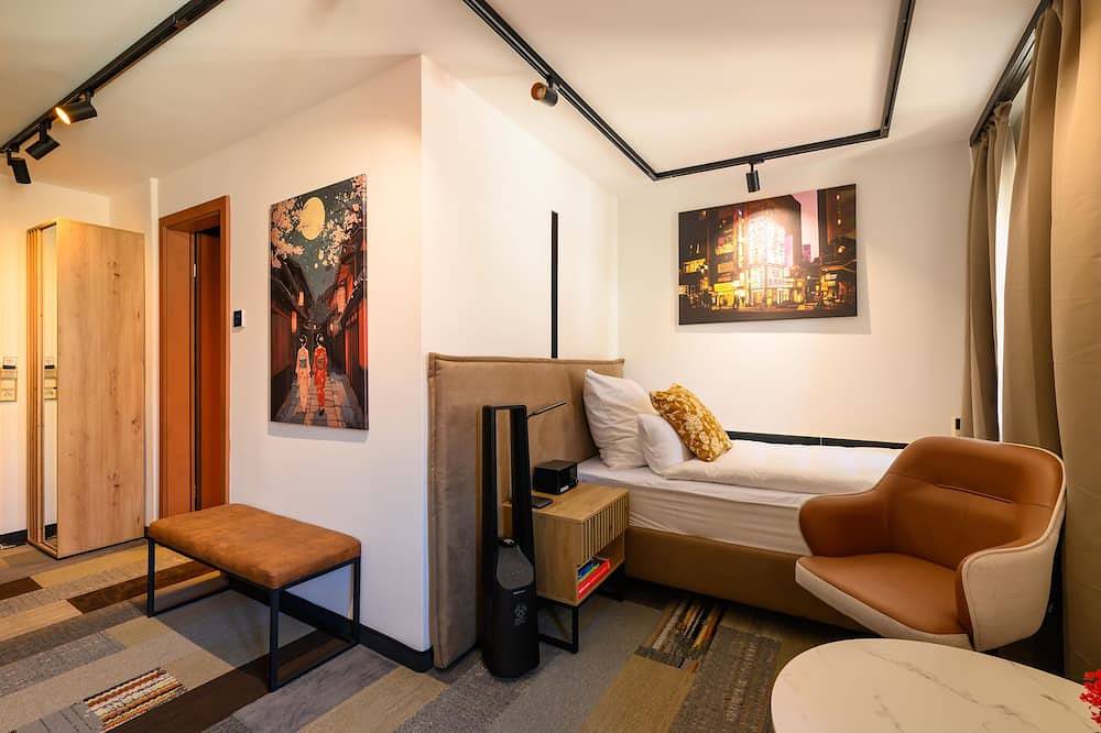 Nox 3 Tokyo, Deluxe-Dz, 2 Betten, Bad, Minibar, Digi-Check-In - no Reception in Walzbachtal, Kraichgau