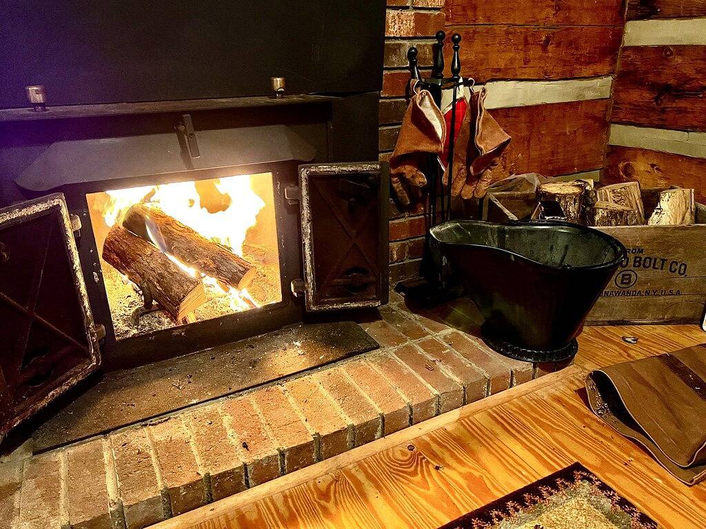 Secluded log cabin w/ hot tub and wood burning fireplace near West Jefferson in Ashe County