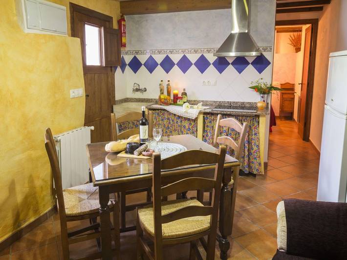 Casa rural para 4 personas, con Jacuzzi además de Terraza y Piscina en Laroya - 4