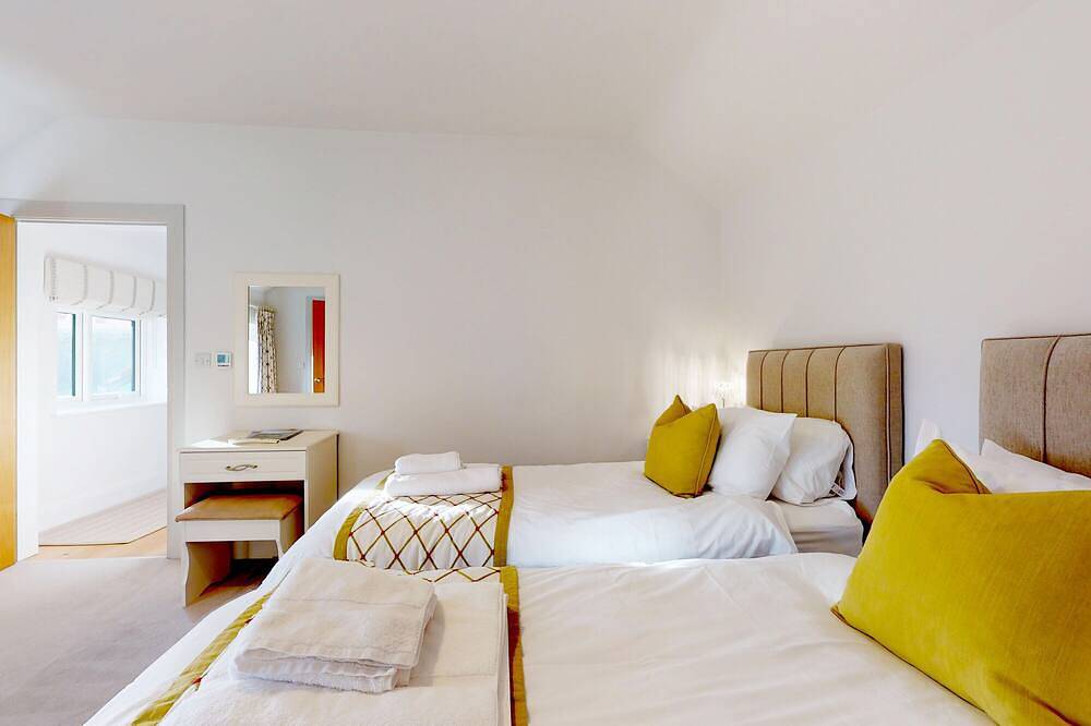 Waters Edge - Three Bedroom Cottage, Sleeps 6 in Deganwy, Conwy region