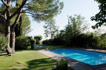 Gîte pour 4 personnes, avec jardin ainsi que terrasse et piscine à Velleron