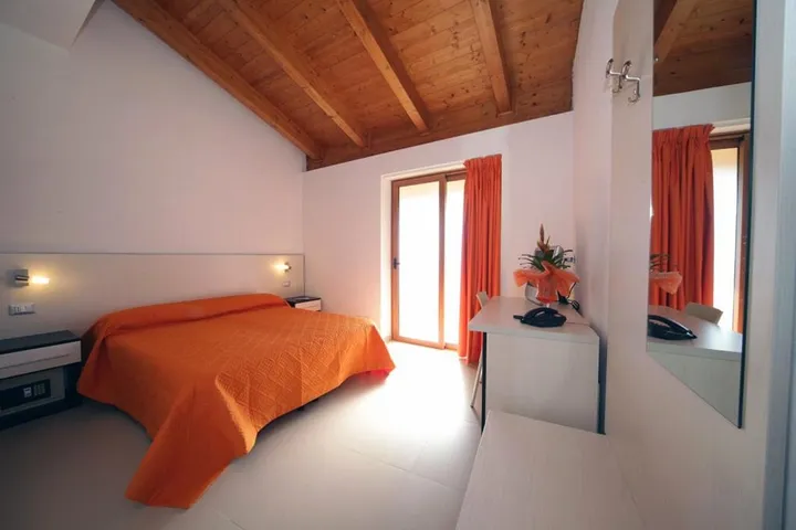Hôtel pour 3 personnes, avec piscine et jardin - 1
