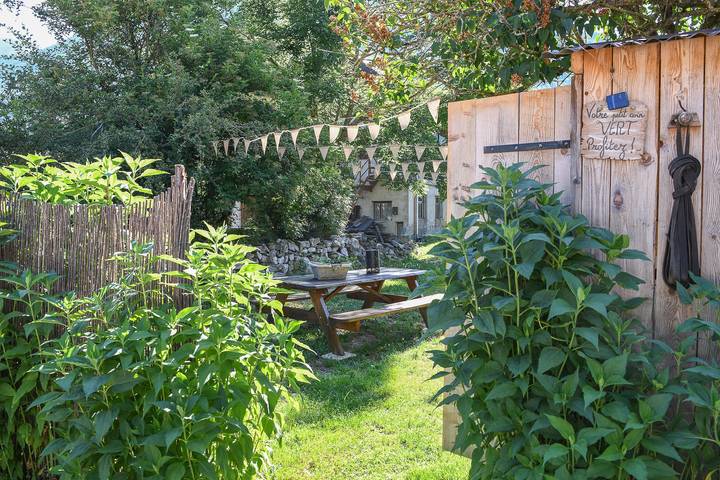 Gîte Ciméléon Bas – Casa rural auténtica con vistas a los Alpes y terraza privada para 4 personas in Aillon-le-Jeune, Chambéry region