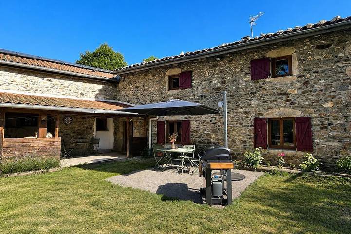 Gîte pour 6 personnes, avec Terrasse et Jardin dans Chalmazel-Jeansagnière