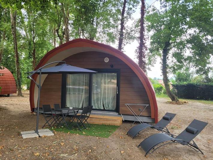 Location de vacances pour 4 personnes, avec Jacuzzi et Terrasse ainsi que Jardin et Piscine dans La Bâtie-Montgascon