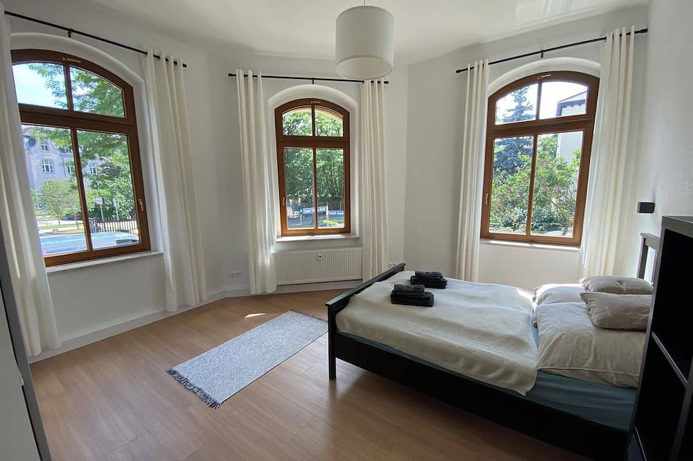 Ganze Wohnung, Sanierte Ferienwohnung in historischer Villa mit Parkplatz in Rudolstadt, Saaleland