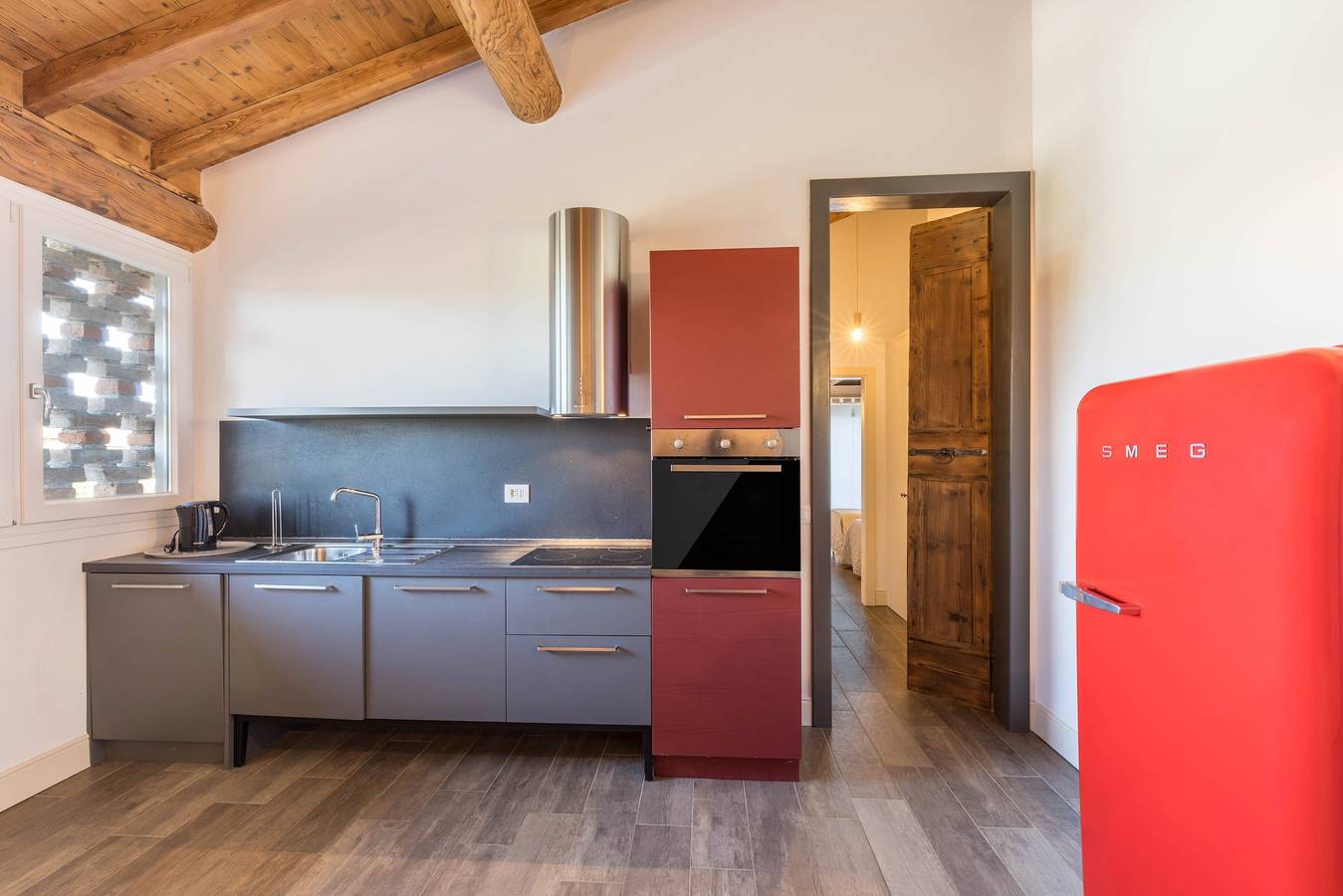 Ganze Wohnung, Große Ferienwohnung "Rovere" mit Wlan, Gemeinschaftsgarten und Pool in Rivoltella del Garda, Desenzano del Garda
