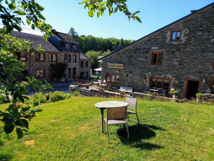 Chambre d’hôte pour 2 personnes, avec Terrasse et Jardin ainsi que Piscine et Vue à Monthermé
