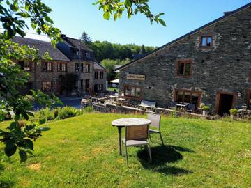 Chambre d’hôte pour 2 personnes, avec vue ainsi que jardin et piscine à Vresse-sur-Semois