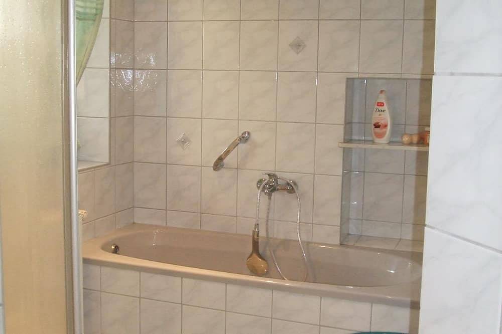 Ganze Wohnung, Ferienwohnung Örtl 7, zentrale Lage, an Donauuferpromenade & Radweg Passau-Wien in Obernzell, Ostbayern