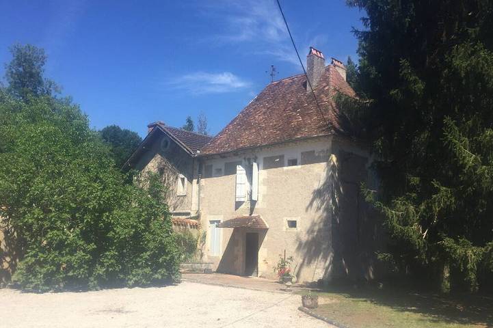 Location de vacances pour 7 personnes, avec Terrasse ainsi que Jardin et Piscine à Bourgnac