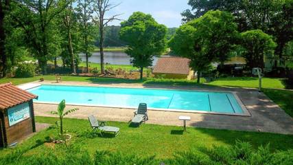 Gîte pour 6 personnes, avec piscine et vue sur le lac, animaux acceptés à Rochechouart