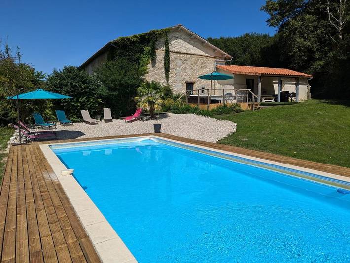 Gîte pour 6 personnes, avec piscine ainsi que vue et jardin à Nonac