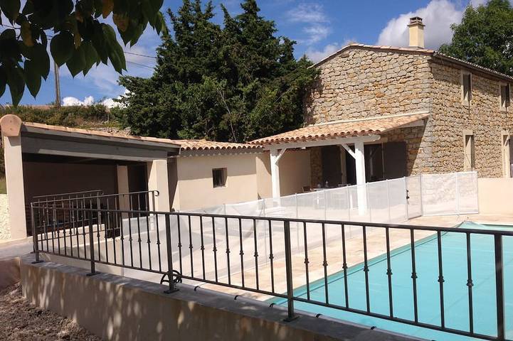 Location de vacances pour 6 personnes, avec terrasse et jardin à Saint-Andéol-de-Berg