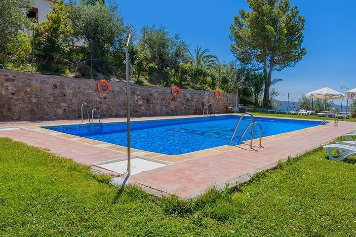 Casa de vacaciones para 4 personas, con piscina además de balcón y jardín en Válor