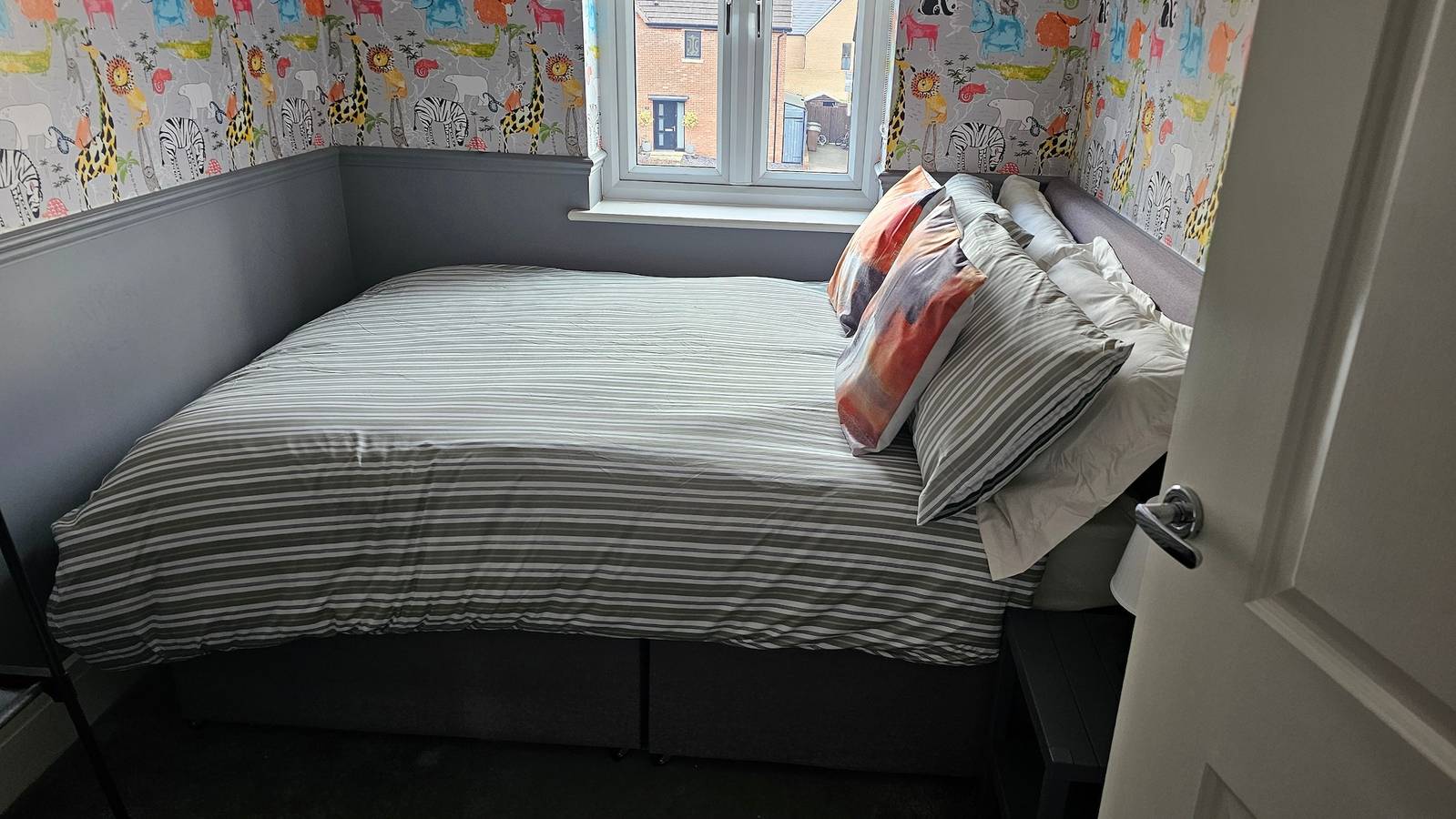 House Sleeps 8 with Wifi in Corby, Northamptonshire