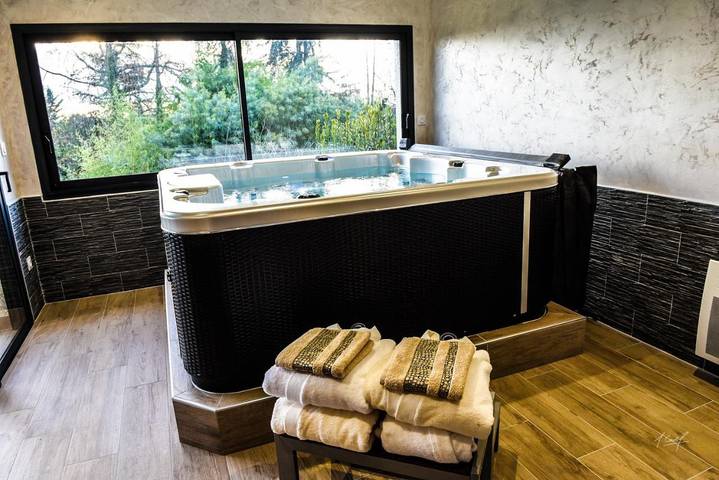 Hôtel pour 4 personnes, avec Jacuzzi et Terrasse ainsi que Jardin et Vue