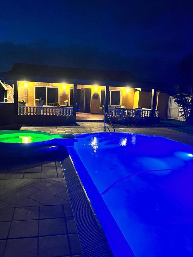 Ferienhaus für 7 Personen, mit Whirlpool und Garten sowie Pool