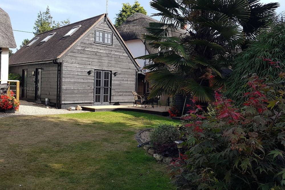 Riverside Pied a Terre, in Town, Two Acre Garden in Fordingbridge, Hampshire
