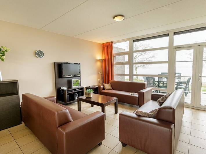 Lodge voor 10 personen, with tuin and zwembad as well as terras in Drenthe