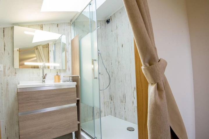 Location de vacances pour 15 personnes, avec piscine ainsi que terrasse et jacuzzi à Briollay - 3