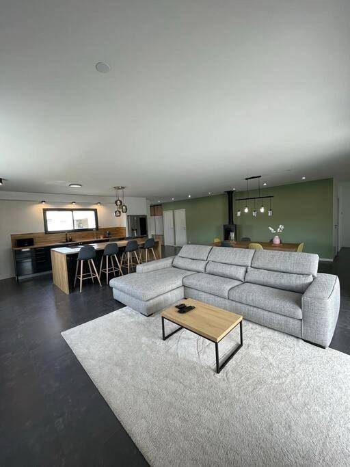 Location de vacances pour 8 personnes, avec piscine et jardin, animaux acceptés à Veauchette - 2