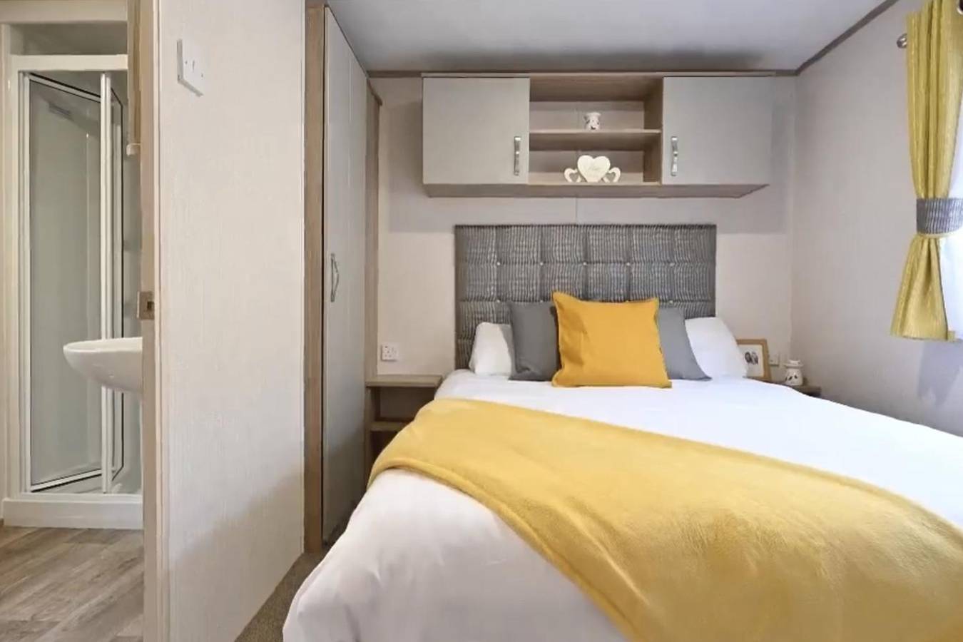 Coopers Beach 3-Bed Caravan, Sleeps 8 & Pets Ok in Mersea Island, Colchester