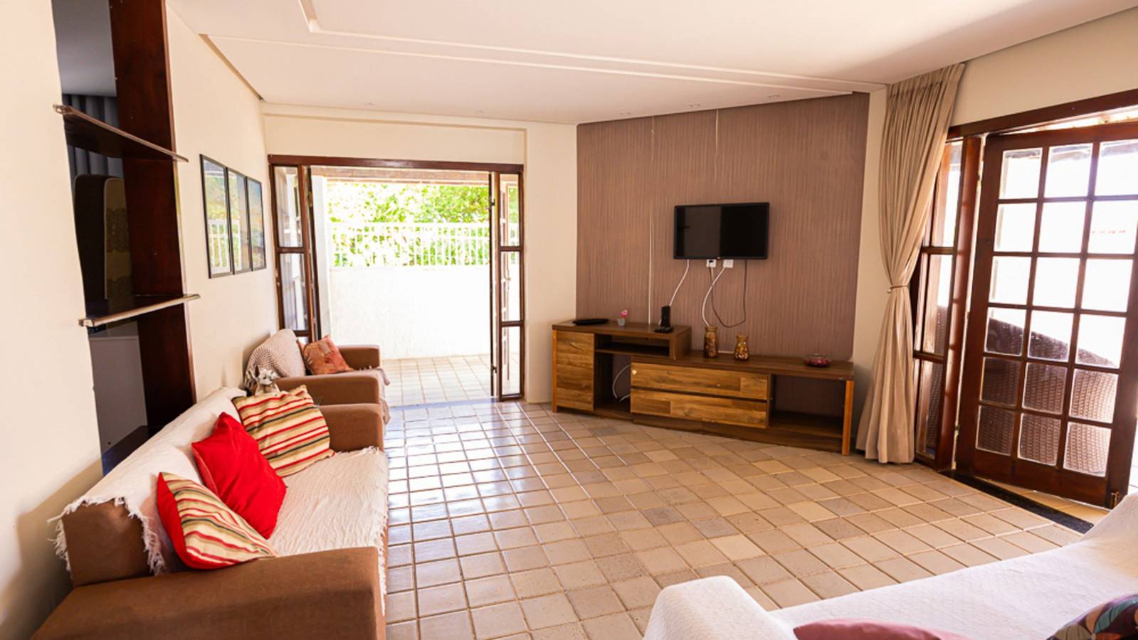 Casa com Wi-Fi, Piscina e Garagem a 550m da Praia in Lauro de Freitas, Bahia