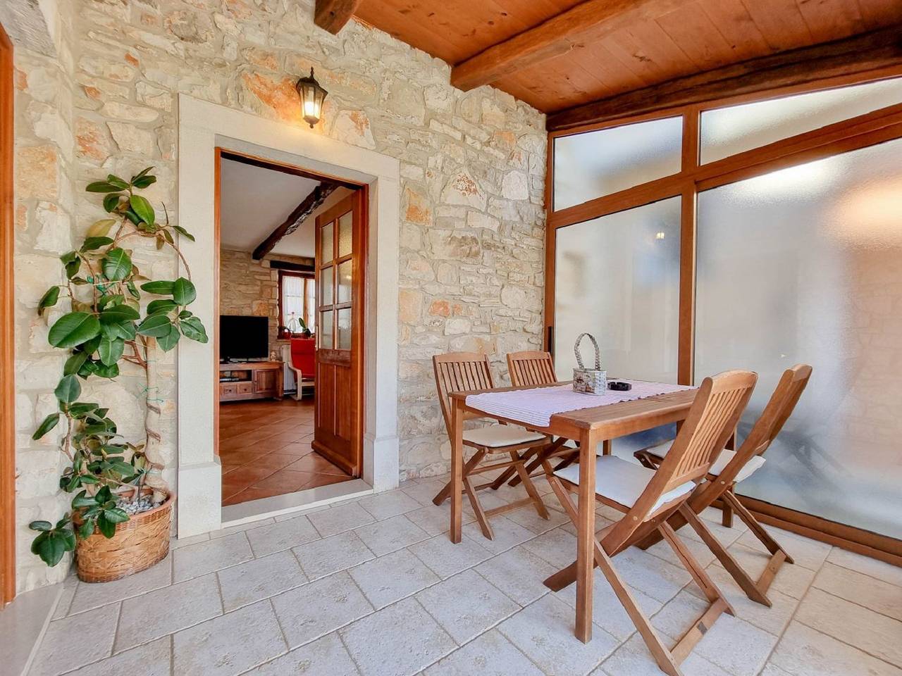 Hundefreundliches Steinhaus nur 100 Meter zum Strand mit privatem Garten, Liegen, Bbq in Novigrad, Umag i okolice