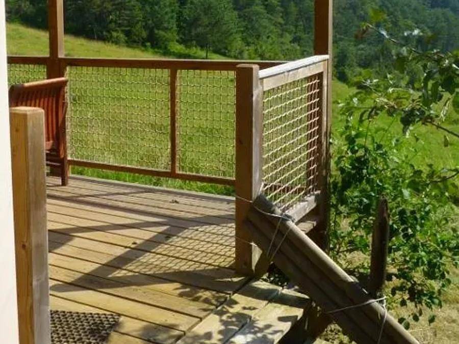 Flower Camping Les Terrasses de Dordogne - Bungalowzelt 5 personen - Zeltbungalow Standard 19m² (2 Schlafzimmer) - überdachte Terrasse 6m² - ohne Sanitäranlagen 5 pers. in Rouffignac-Saint-Cernin-de-Reilhac, Périgord Noir