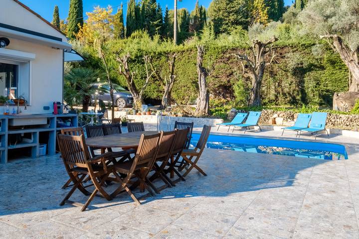 Entire studio, Studio Apartment 'Soleil Et Palmiers' with Shared Pool, Wi-Fi and Air Conditioning in Spéracèdes, Mediterranean Coast (France)