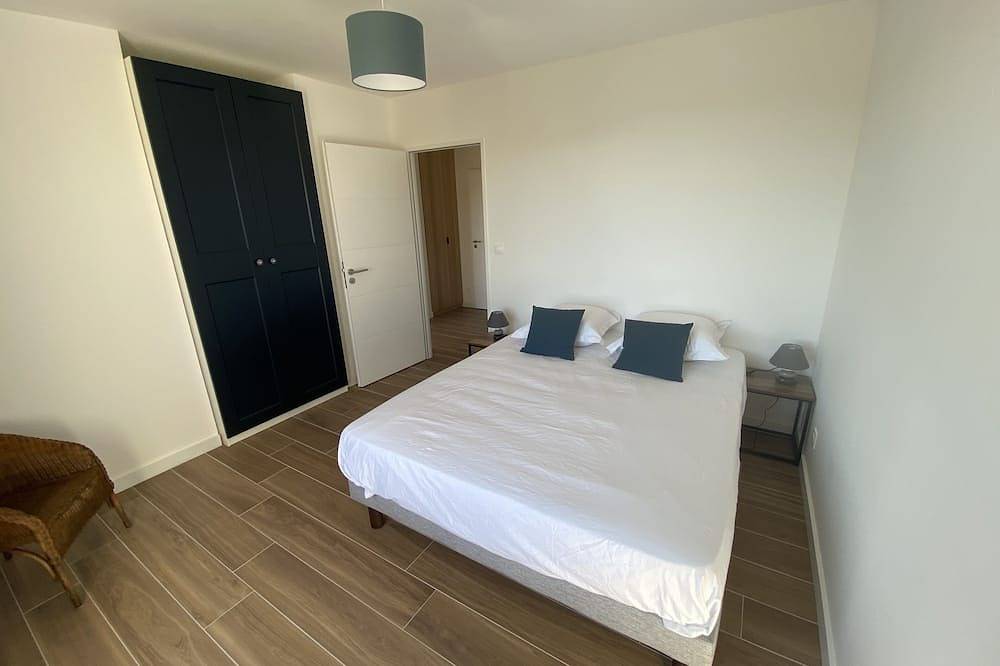 Modern Provencal farmhouse, underfloor air-conditioning in all rooms, saltwater swimming pool. in Cabrières-d'Avignon, Parc naturel régional du Luberon