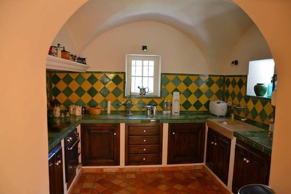 Gîte classé 4 étoiles, ancienne bergerie rénovée avec goût, grande piscine in Saint-Vincent-sur-Jabron, Région de Forcalquier