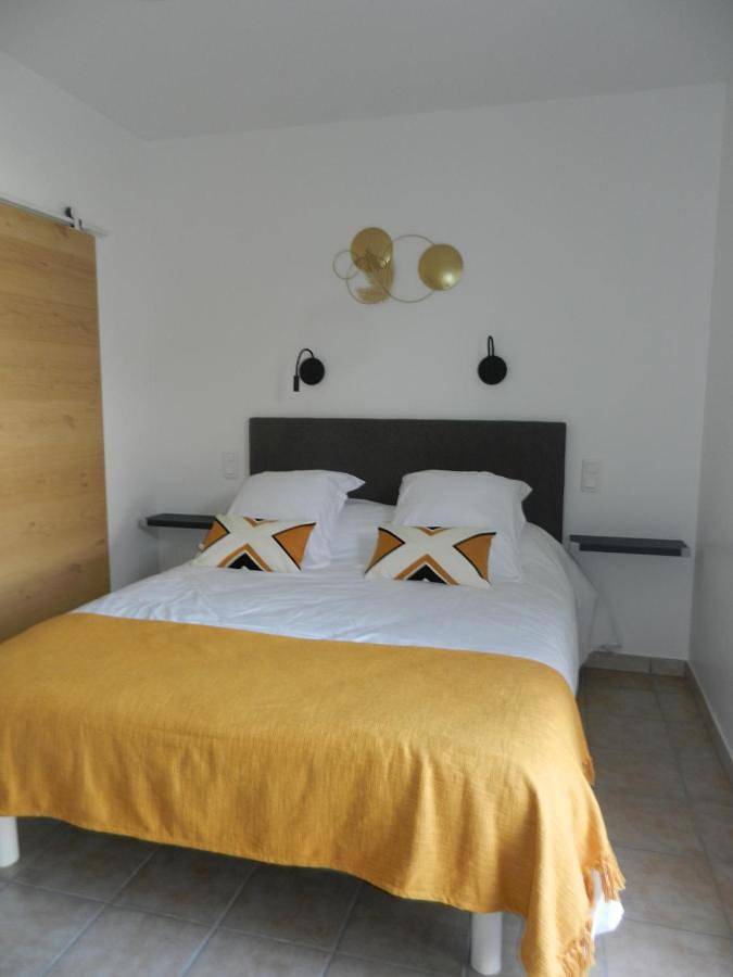 Double Room with Terrace in Mallemort, Région d'Arles
