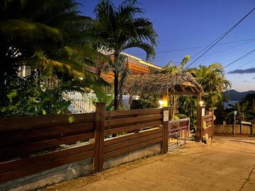 Gîte pour 2 personnes, avec vue ainsi que jardin et piscine, animaux acceptés à Terre-de-Haut