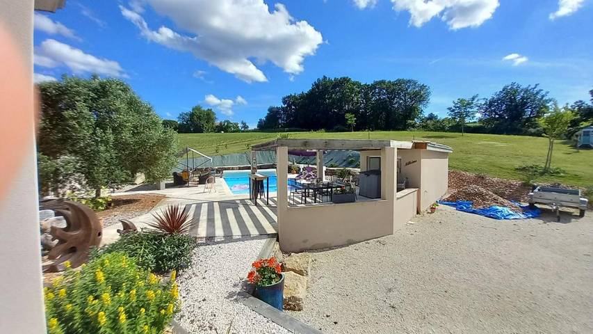 Gîte pour 4 personnes, avec vue ainsi que terrasse et piscine, animaux acceptés à Perville