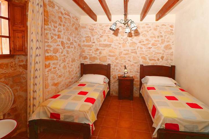 Can Cova, Wi-fi gratis, piscina privada y jardín in Es Llombards, Santanyí