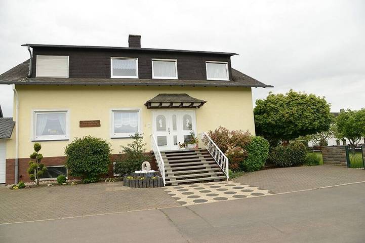 Ferienwohnung für 5 Personen, mit Balkon und Garten sowie Pool in Valwig