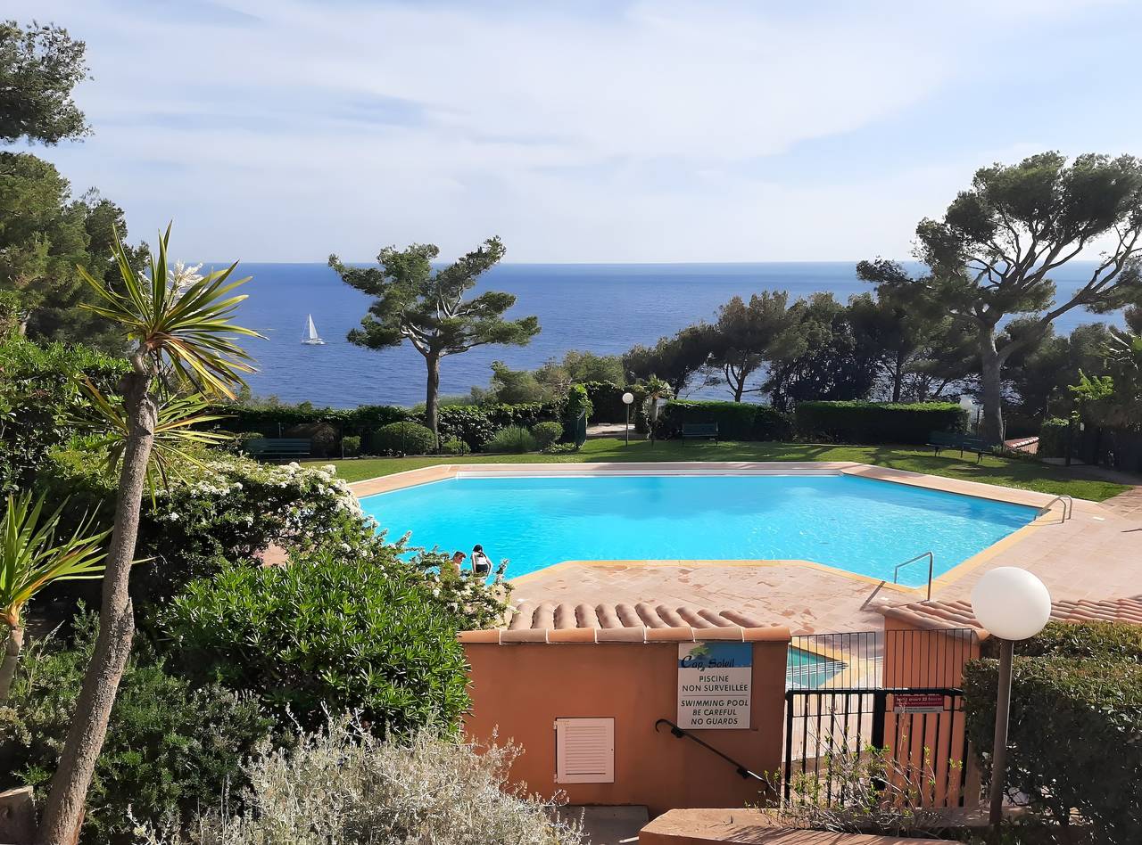 Ganzes Studio, Studio „La Bonbonnière“ mit Bergblick, Pool und gemeinschaftlichen Gärten in Saint-Mandrier-sur-Mer, Mittelmeerküste (Frankreich)