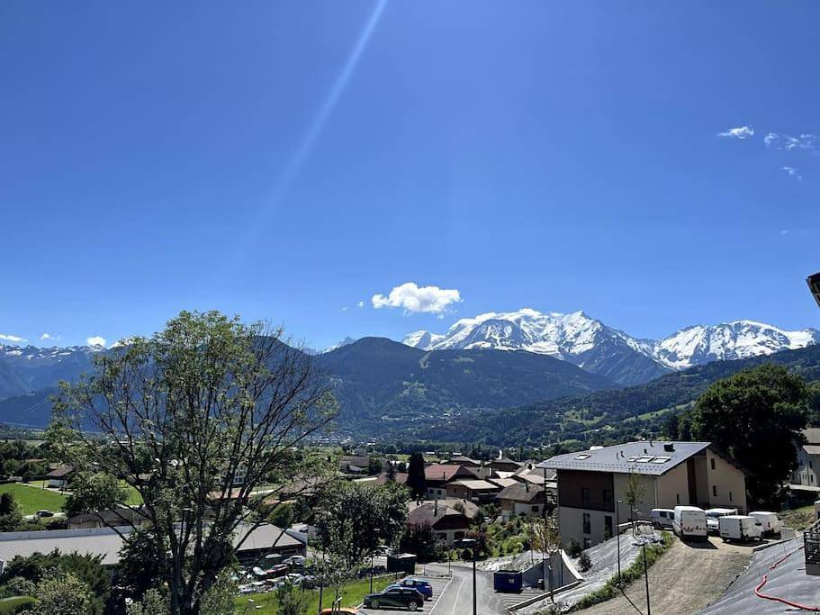 Appartement entier, Appartement panorama Mont-Blanc - 2 personnes - grande terrasse, wifi, parking réservé, cuisine équipée in Domancy, Pays du Mont-Blanc