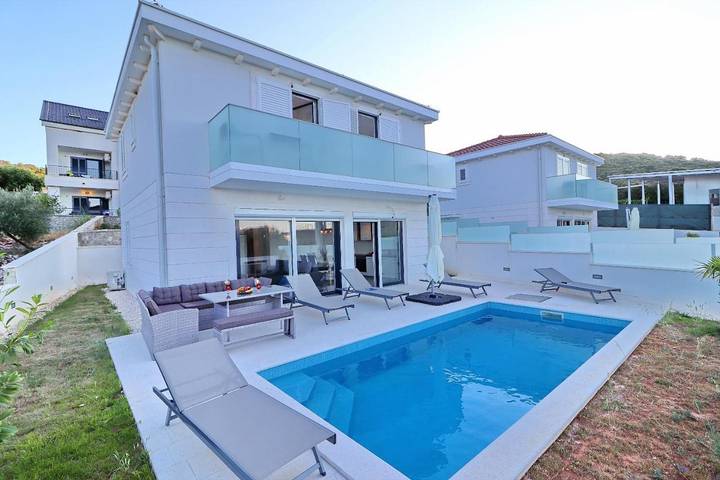Villa pour 8 personnes, avec terrasse ainsi que vue et piscine