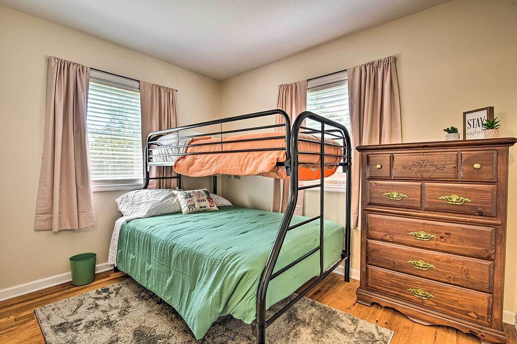 Oak Ridge Retreat w/ Porch < 1 Mi to Downtown in Anderson County