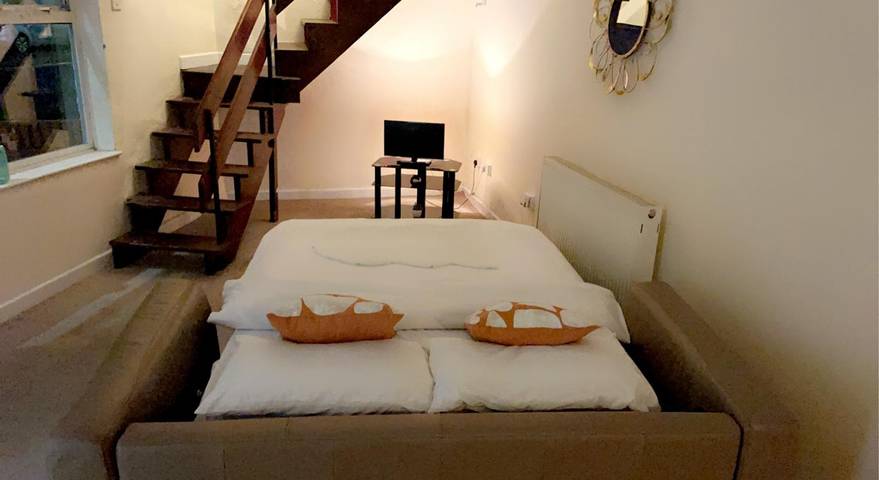 Impeccable 1-Bed, Sleeps 2, Free Parking in Wakefield, West Yorkshire