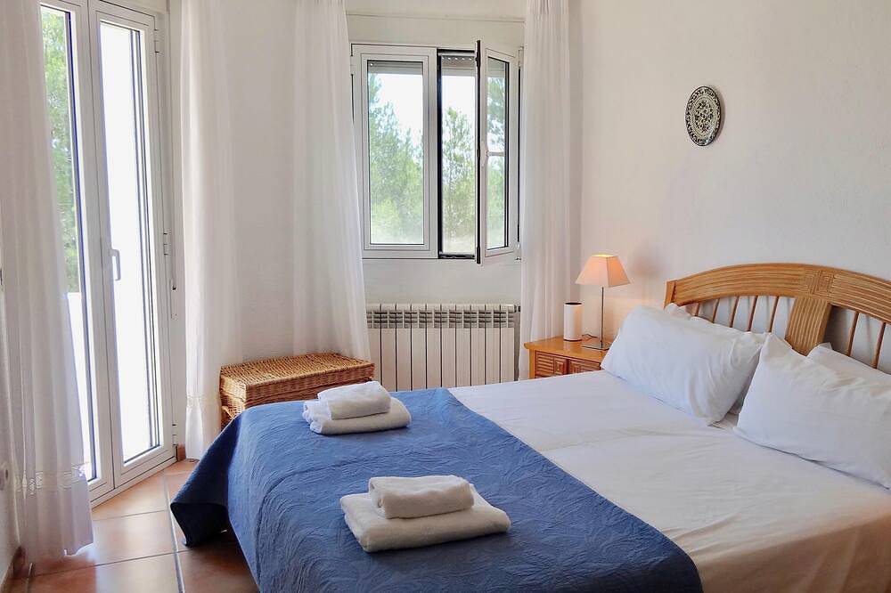 La Sella 4 bedroom, 3 bath villa,10x5m pool, A/Con all beds, wifi, great views. in La Sella, Pedreguer