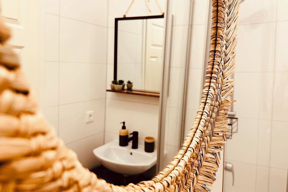 Entire apartment, Modern city apartment \"Flora\" with balcony, near city center and train station in Halle (Saale), Saale-Unstrut