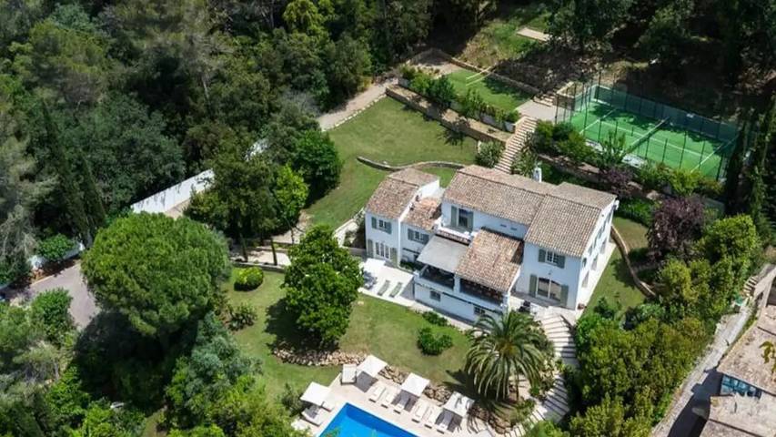 Gîte pour 17 personnes, avec Terrasse ainsi que Jardin et Piscine à Valbonne