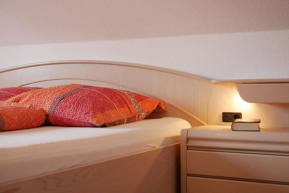 Ganze Wohnung, Ferienwohnung, 70qm, 2 Schlafzimmer, 1 Wohn-/Schlafzimmer, max. 5 Personen in Bad Urach, Neckar-Alb