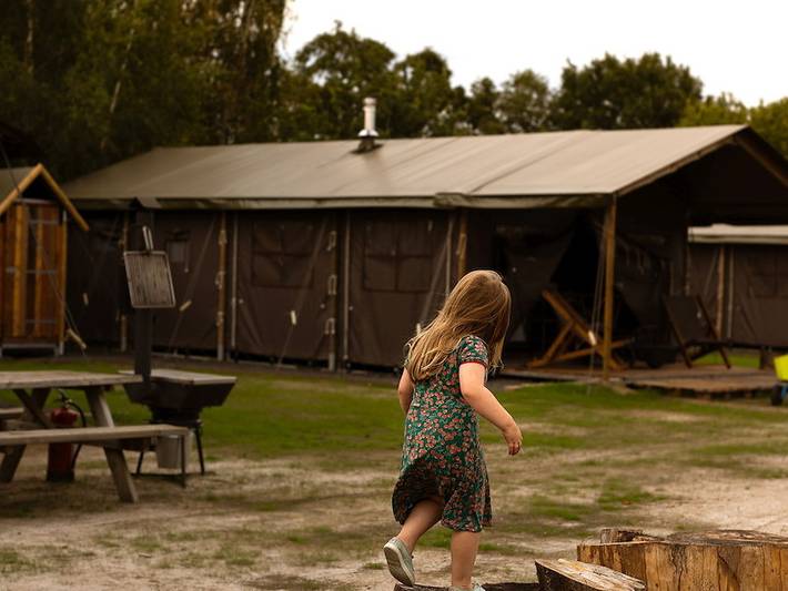 Glamping voor 18 personen, met terras en balkon/terras in Noord-Brabant