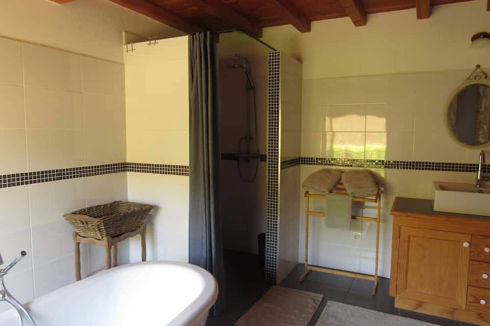 Chambres d'hôtes Tilleul à \"La Boriette\" au calme pour les amoureux de la nature in Castelnau-de-Montmiral, Région d'Albi